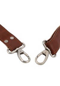 Rudas odinis dirželis su geltonomis siūlėmis, su sidabriniais metaliniais užsegimais ir varžtais. Galuose suapvalinti, lygus paviršius, sukurtas ilgaamžiškumui.