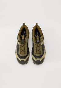 Buty biegowe w kolorze czarnym i oliwkowym, wykonane z syntetycznych materiałów, z teksturowaną podeszwą, wzmocnionym czubkiem i elastycznymi sznurowadłami.