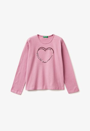 Roze langemouwen shirt in een zachte stof met een pailletten hartafbeelding in het midden en het woord "PENTITOT" geïntegreerd in het ontwerp.