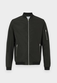 Veste bomber noire avec fermeture éclair frontale, poches latérales zippées, poche zippée sur la manche gauche, col, poignets et ourlet côtelés.