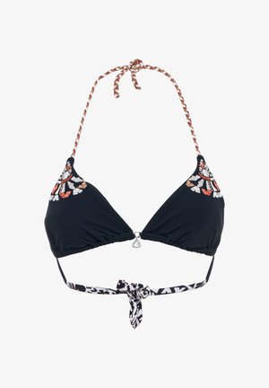 Schwarzes Bikinioberteil mit dreieckigen Cups, bestickt mit floralen Designs in Rot und Weiß, verstellbaren geflochtenen Trägern und einem gemusterten Bindeband am Rücken.
