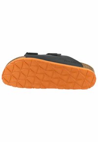 Sandal nera con due cinturini regolabili, plantare in sughero e suola in gomma arancione con un motivo triangolare testurizzato.