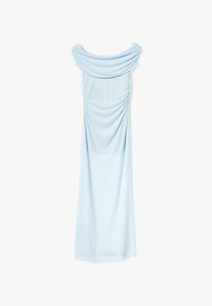 Hellblaues, knielanges Kleid mit drapiertem, schulterfreiem Ausschnitt und gerafften Details an den Seiten. Glatte Stoffstruktur.