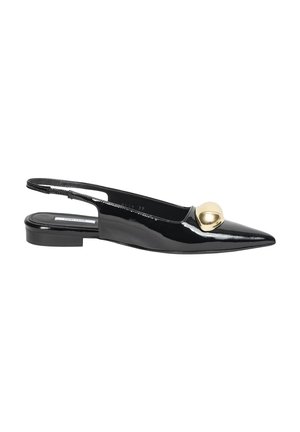 Czarna lakierowana półbucik typu slingback, w szpic, na płaskim obcasie, z złotym, kulistym akcentem z przodu, gładka tekstura.