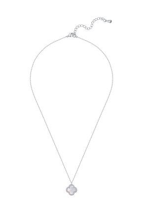 Collier en chaîne argentée avec pendentif en opale en forme de trèfle entouré de petites pierres claires et un fermoir réglable.