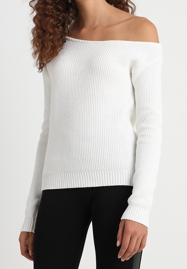 Maglione bianco a spalle scoperte con texture a coste, maniche lunghe e una linea aderente. Tessuto morbido e ampia scollatura che accentua la caratteristica.