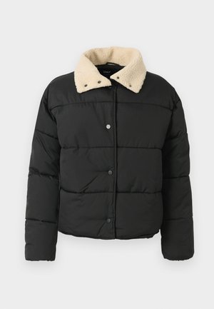 Svart boblejakke med en kremfarget fake pelskrage, trykknapplukking og quiltet design. Har lange ermer og teksturert stoff.