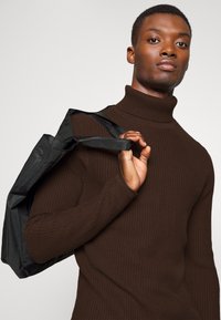 Jack & Jones PREMIUM Svetr - brown