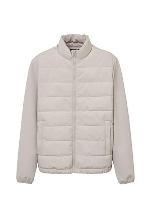 Helles beiges gesteppte Jacket mit vollem Reißverschluss auf der Vorderseite, Stehkragen, langen Ärmeln und seitlichen Taschen, auf weißem Hintergrund präsentiert.