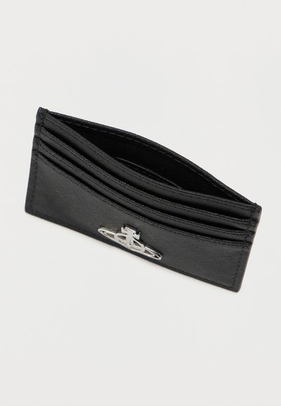 Μαύρο δερμάτινο θηκάκι καρτών με πολλαπλές θήκες για κάρτες, featuring ασημένιο λογότυπο στο μπροστινό μέρος. Λείο υφές και ρέουσα σχεδίαση.