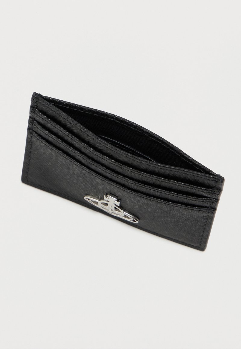 Zwarte leren kaart houder met meerdere kaartsleuven, met een zilveren logo accent aan de voorkant. Soepele textuur en gestroomlijnd ontwerp.