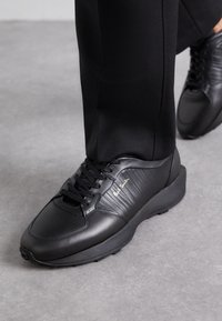 SHOE EIGHTY FIVE EMBOSS - Sneakers low - black