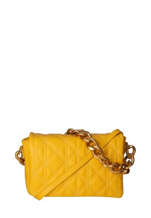 Gelbe, gequiltete Lederhandtasche mit einem massiven goldenen Kettenriemen, die eine rechteckige Form und diagonale Nahtmuster aufweist.