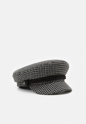 Casquette plate pied-de-poule noir et blanc avec une visière courte et un détail de cordon tressé noir au-dessus de la visière.