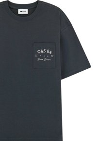 T-shirt corto grigio scuro in cotone, con taschino sul petto con testo bianco: "GAS 84," "Keep It Simple," e "Denim Division."