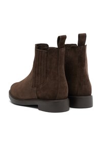 Bottines en daim marron avec panneaux élastiques sur les côtés, languettes de tirage et semelles en caoutchouc, présentant une texture lisse et des bouts ronds.