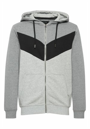 Grijze zip-up hoodie met een zwart chevronpatroon op de borst, trekkoordcapuchon en zijzakken, gemaakt van een zachte katoenmix.