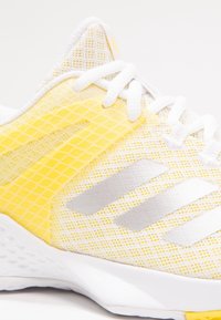 adidas Performance Tennissko til multicourt - yellow