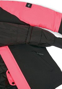 Gewatteerde jas met zwarte en felle roze secties, voorzien van elastische manchetten, een ritszak en een geweven merklabel op de mouw.