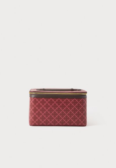 Štruktúrovaná červená kozmetická taška vyrobená z textúrovaného materiálu, s prekríženým vzorom a zlatým zipsom. Horizontálny, obdĺžnikový tvar.