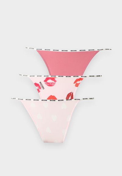Trois paires de culottes bikini pour femmes en nuances de rose, comprenant un rose uni, un imprimé lèvres et un motif cœur, chacune avec une ceinture à logo Moschino.