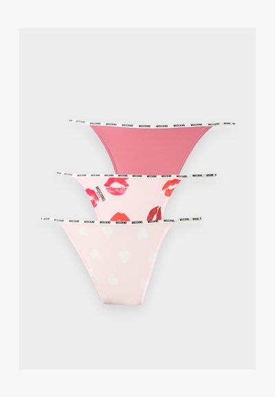 Trois paires de culottes bikini pour femmes en nuances de rose, comprenant un rose uni, un imprimé lèvres et un motif cœur, chacune avec une ceinture à logo Moschino.