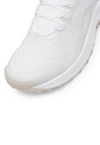 Pantofii sport albi cu un exterior texturat, sistem de prindere cu șireturi și talpă translucida. Prezint�ă un design curbat și detalii subtile în model.