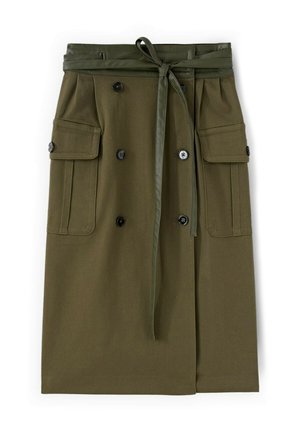 Oliwkowa zielona spódnica midi z czarnymi, podwójnymi guzikami, dwoma przednimi kieszeniami z patkami oraz dopasowanym paskiem wiązanym w talii.