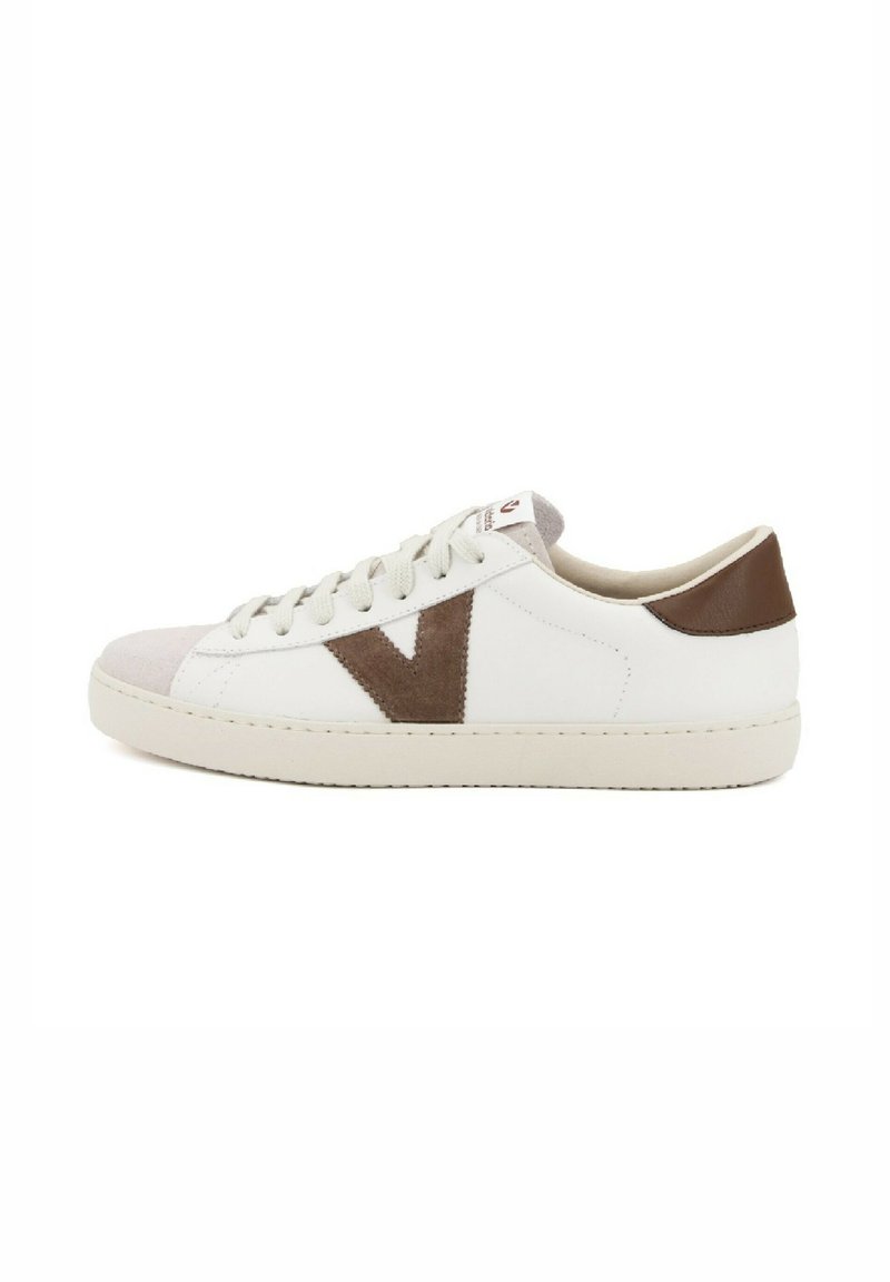 Sneaker bianca in pelle con punta in suede grigio chiaro e accenti in suede marrone, dotata di un logo testurizzato marrone sul lato e suola beige.