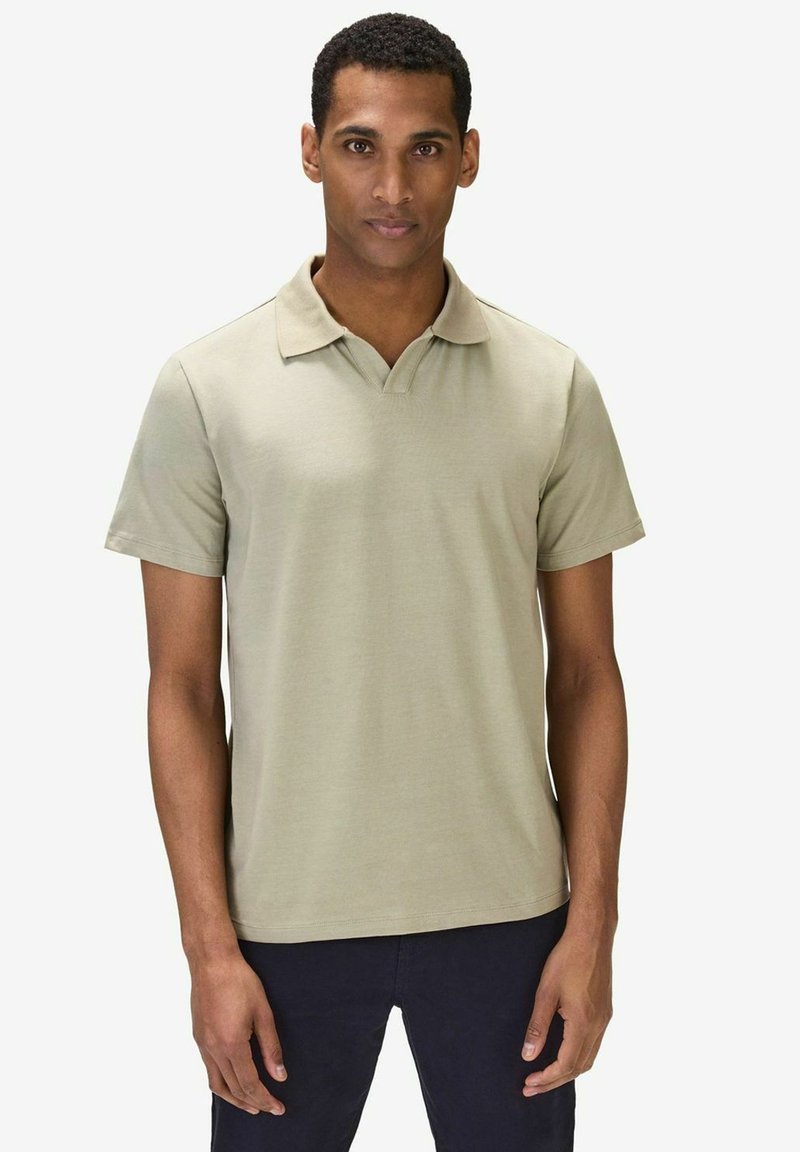 Ljus olivgrön kortärmad polo med klassisk krage och mjukt tyg. Har en avslappnad passform och minimal design.