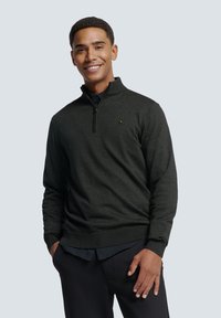 Donkergrijze zip-up trui van een textuurstof, met geribde manchetten en zoom, voorzien van een klein merkelogo op de linkerkant van de borst. Draag boven een blouse met kraag.