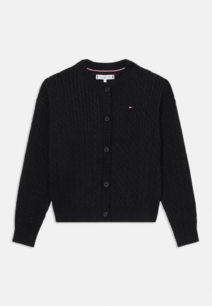 Czarny kardigan z grubym splotem, okrągłym dekoltem, pięcioma guzikami z przodu, ściągaczami na mankietach i u dołu oraz małym logo w kolorach czerwonym, białym i niebieskim na piersi.