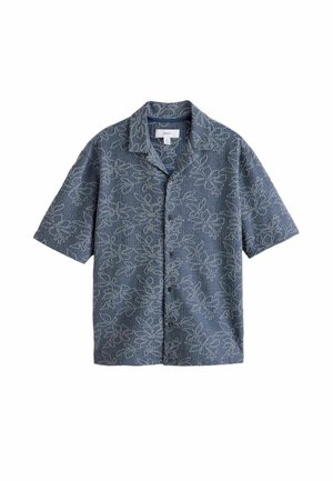 Chemise bleue à manches courtes avec boutons, motif floral léger et col décontracté, posée à plat sur fond blanc.