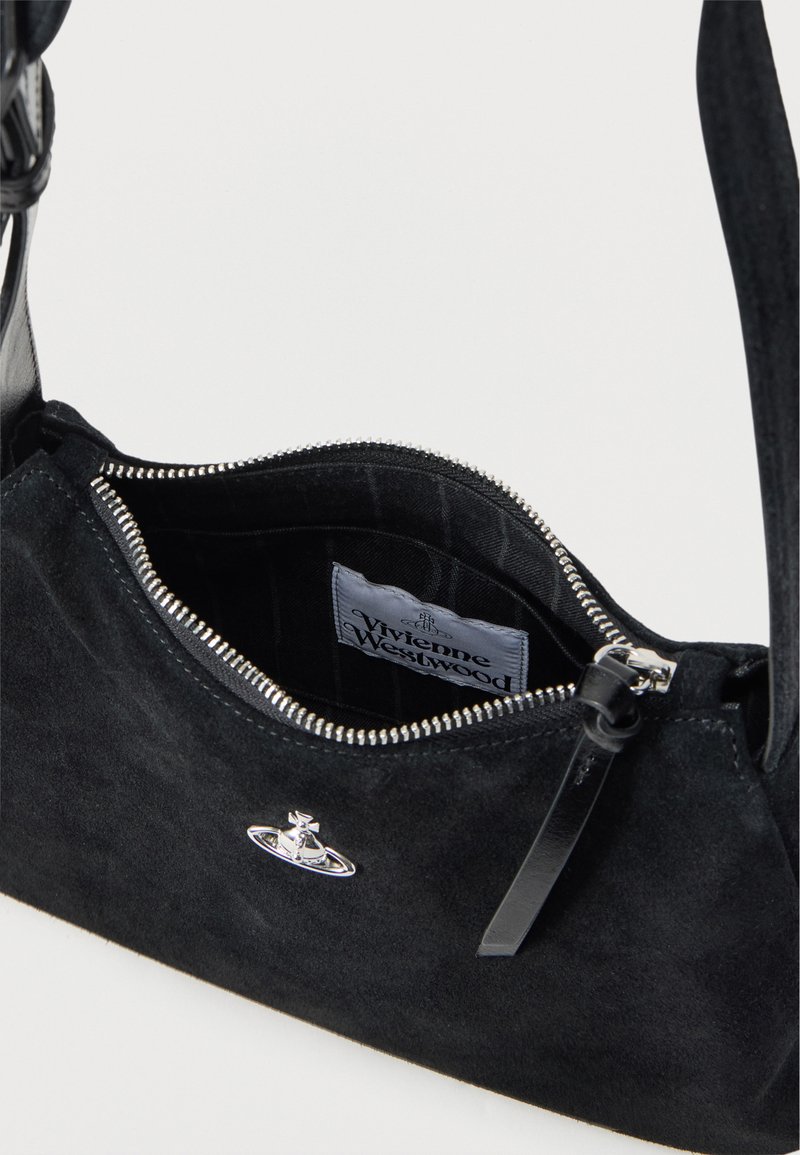 Schwarze Schultertasche aus Wildleder mit silbernem Reißverschluss, Vivienne Westwood Logo-Plakette auf der Vorderseite und gebrandetem Innenetikett.