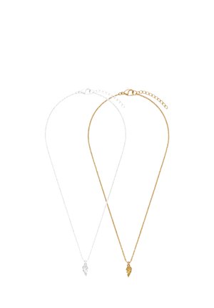Deux colliers délicats, un en or et un en argent, chacun avec un petit pendentif feuille texturé sur une chaîne fine avec un fermoir réglable.