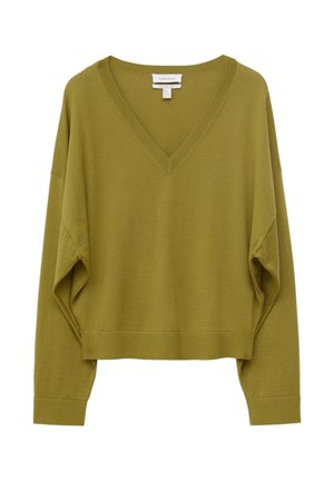 Olijfgroene V-hals gebreide trui met lange mouwen, geribbelde manchetten en zoom, hangend tegen een witte achtergrond weergegeven.