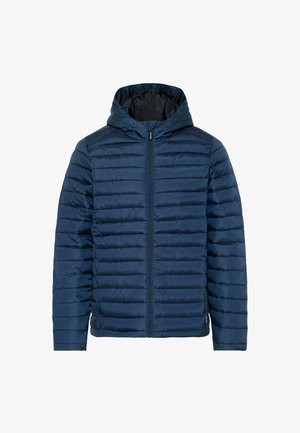 Giacca a vento imbottita con cappuccio di colore blu navy, dotata di chiusura con zip, design trapuntato e polsini elasticizzati per una vestibilità aderente. Materiale leggero e isolante.