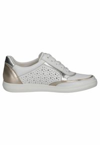 Fehér sportcipő fémes ezüst kiegészítőkkel, perforált mintával, fűzős zárással és textúrázott talppal. Simító bőrből készült.