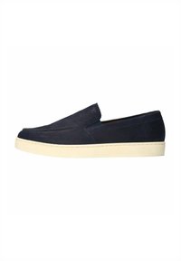 Marine slip-on schoenen met een textiel bovenwerk en een witte rubberen zool. Bevat minimale stitching en een gestroomlijnde silhouet.
