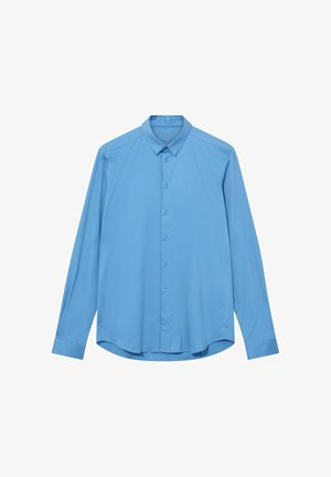 Moška srajca s svetlo modrimi dolgimi rokavi, z gumbi in ovratnikom s špičastimi konci ter zaobljenim robom, položena na belo ozadje.