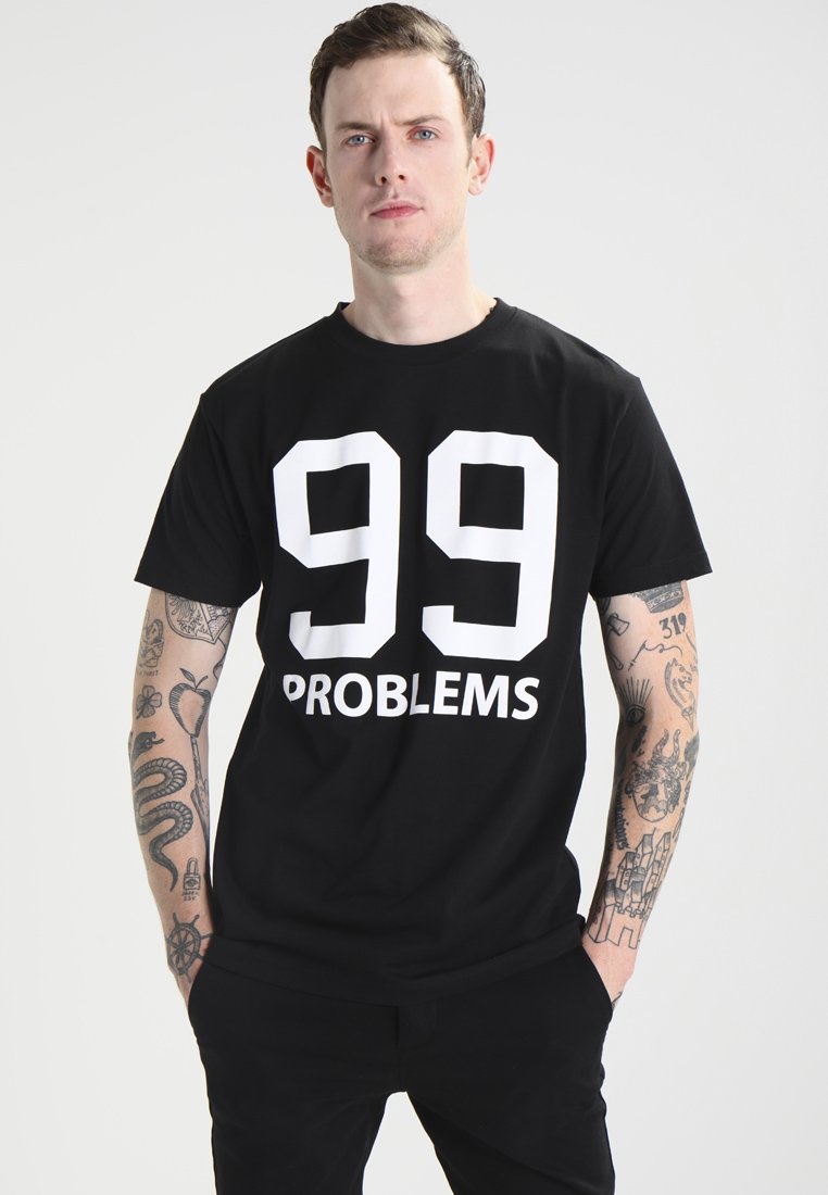 Must mustab lähedus, millel on tugeva valge tekstiga: "99 PROBLEMS", mis on selgelt rinnal. Õhuline sobivus, ümar kaelus.
