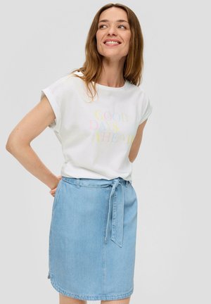 ÜBERSCHNITTENEN SCHULTERN IM RELAXED FIT - T-Shirt print - weiß