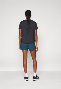 Nike Performance FAST TEMPO SHORT - Pantalón corto de deporte - armory navy/silver