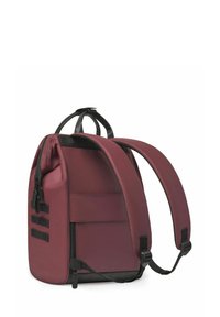 Zaino bordeaux con spallacci e accenti neri, compartimenti con zipper, tessuto testurizzato e forma strutturata. Presenta due manici superiori.