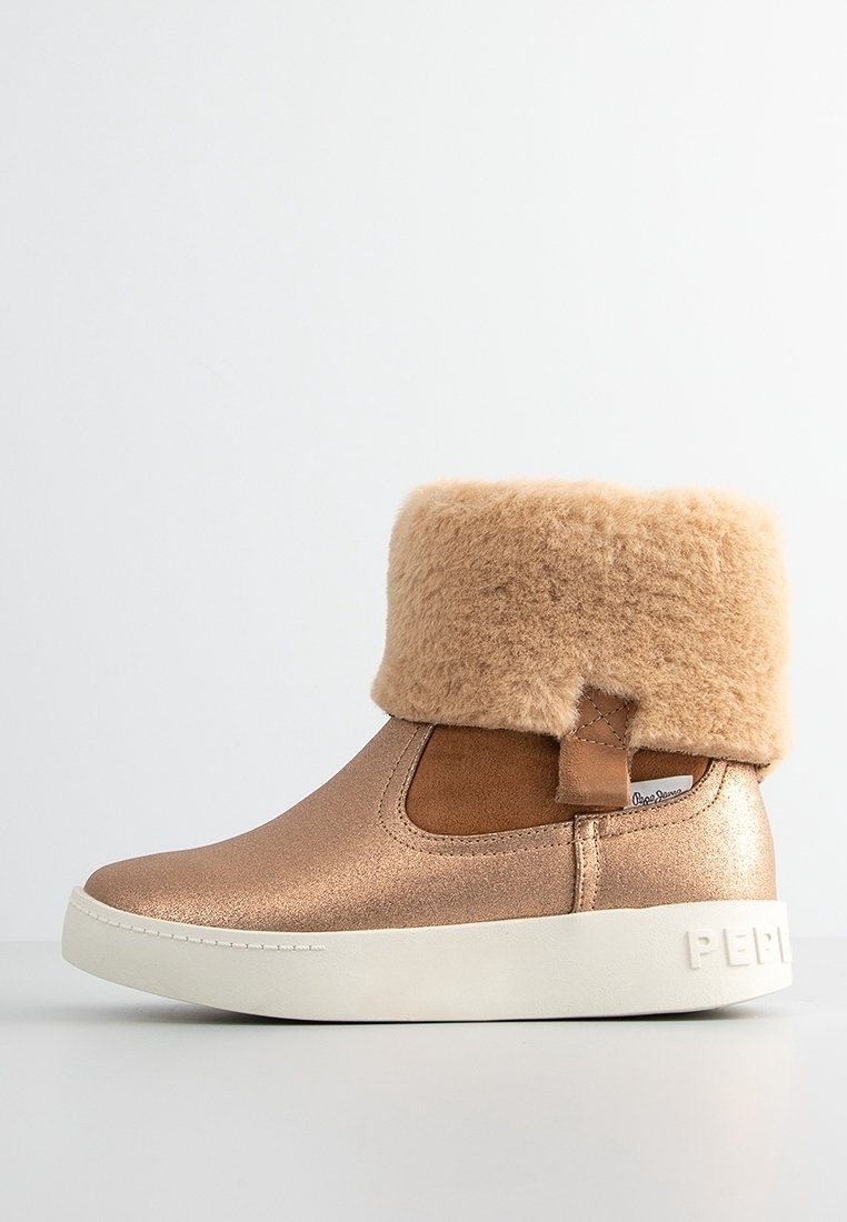 Bronzefarvede metallic ankelstøvler med en blød, lysebrun imiteret pelskant. Elastiske siderpaneler og en hvid gummisål med mærkedetalje.