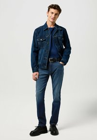 Wrangler 5-POCKET - Vaqueros rectos - fog