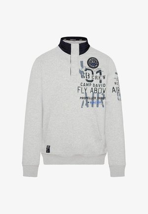Jasnoszary sweatshirt z wysokim kołnierzem, z półzamkiem, z nadrukowanymi grafikami w ciemnym niebieskim i czarnym kolorze, z prążkowanymi mankietami oraz kieszenią kangurką.