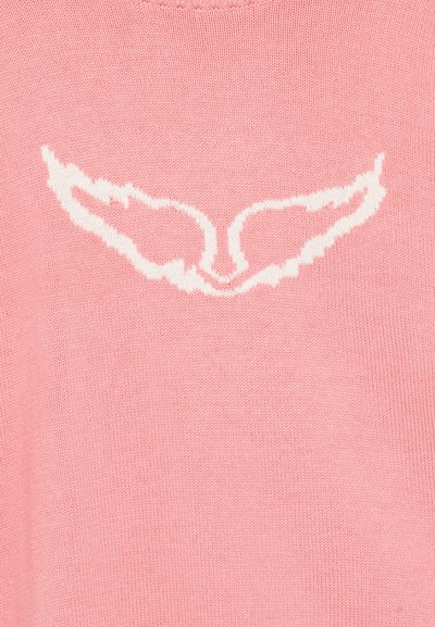Lichtroze sweater met een wit vleugeldesign dat in de stof is geweven. Zachte textuur met een ronde halslijn en ribgebreide randen.