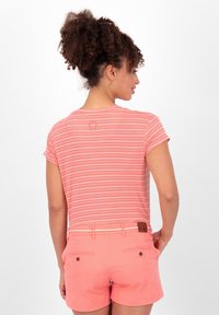 Gestreepte T-shirt met korte mouwen in koraal met witte strepen, gecombineerd met koraal shorts met een touwriem en een logo-label op de achterkant van de zak.