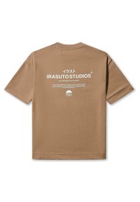 Brun bomull T-skjorte med korte ermer og rund hals. Har hvit tekst på baksiden, inkludert "IRASUTO STUDIOS" og japanske tegn.